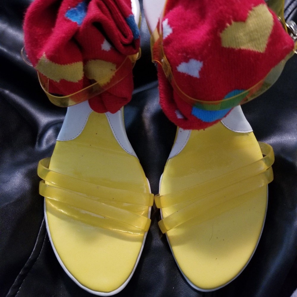 DELICIOUS YELLOW HEELS